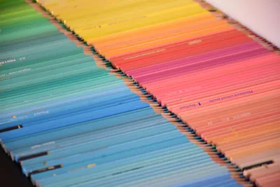 Vibrant array of colored pencils arranged in a gradient showcasing a spectrum of hues.